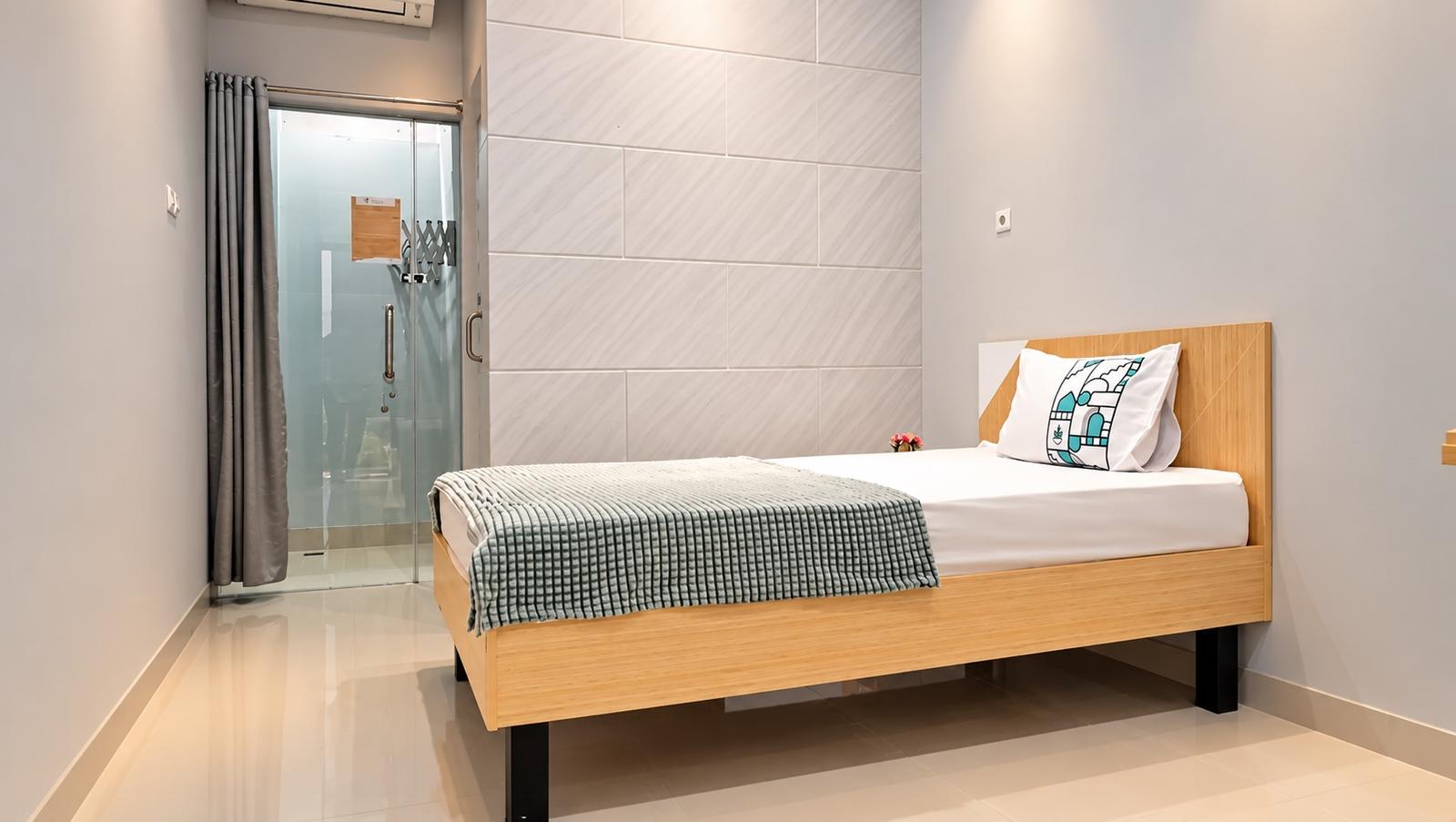 Superior Single — bedroom